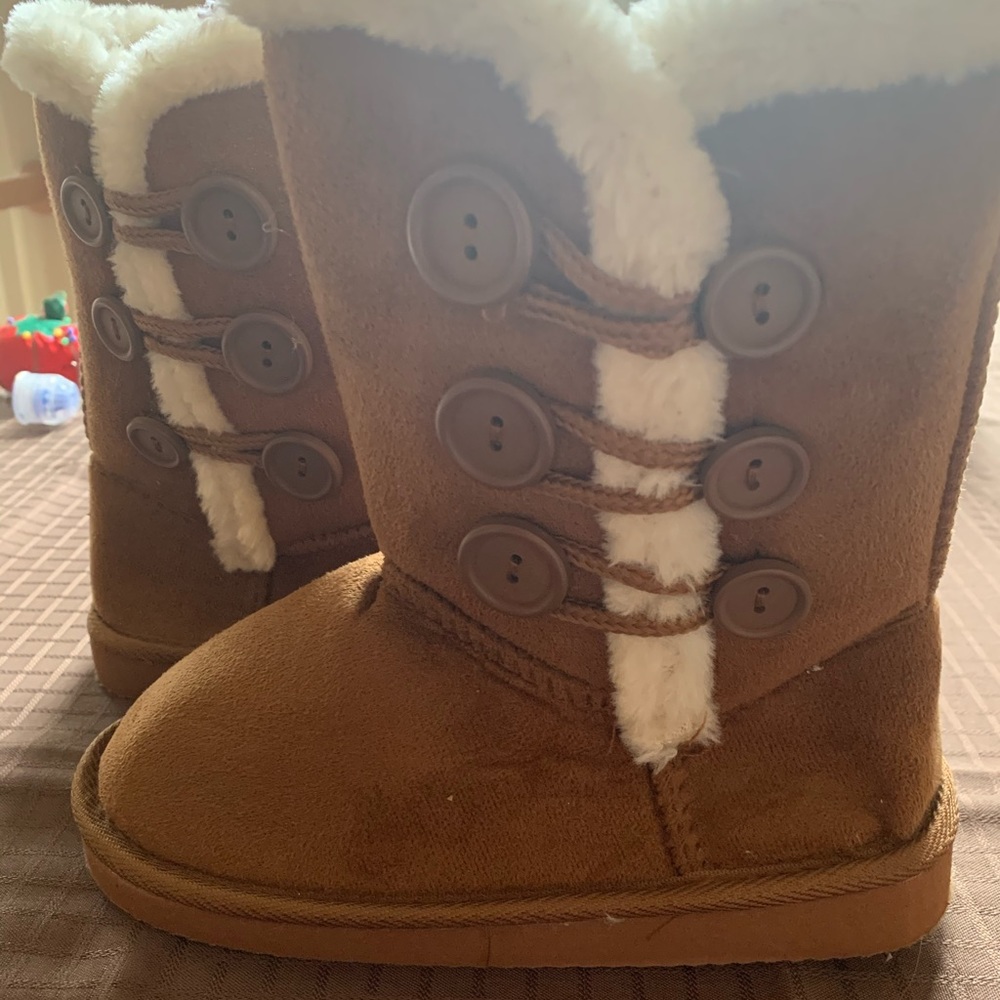 Brown boots with fur lining and buttons